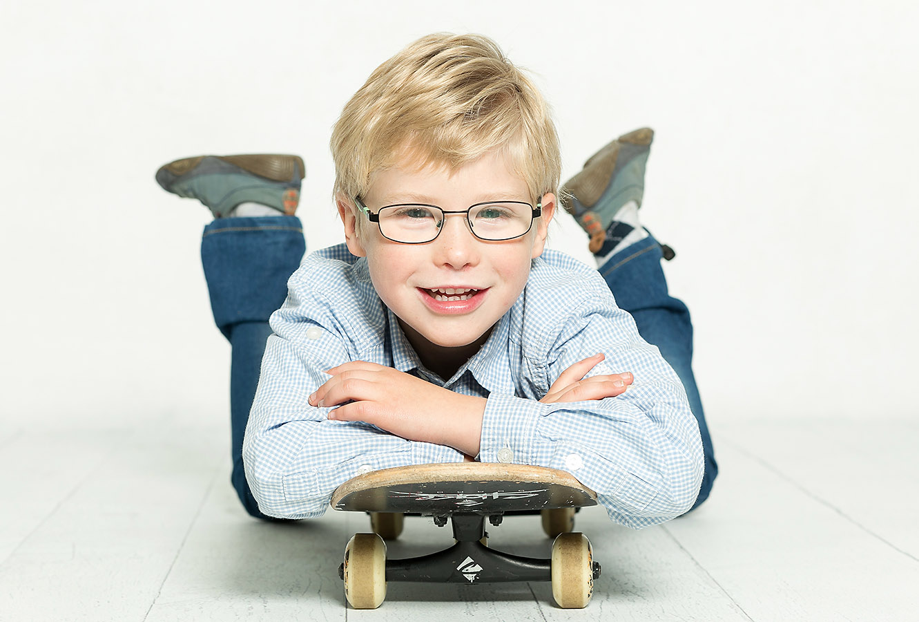 Kindergarten-Foto, Junge mit Skateboard